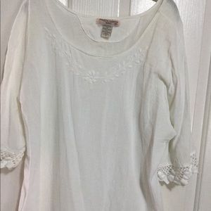 White Flowy, flowery top, BOGO if bundle
